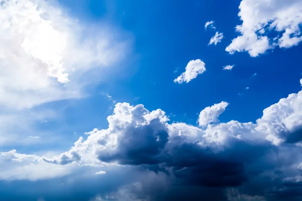 Sol e nuvens em um céu azul — Fotografia de Stock
