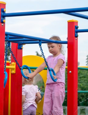 Çocuk oyun oynuyor.