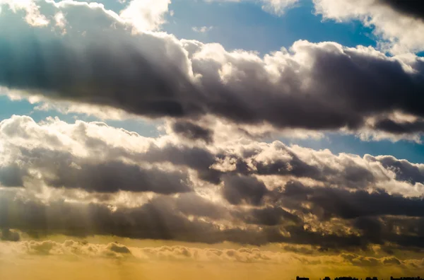 Sonnenstrahlen durch die Wolken — Stockfoto