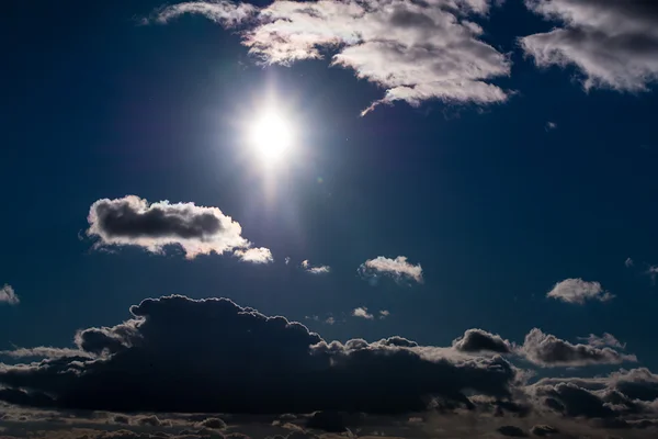 Sol e nuvens em um céu azul — Fotografia de Stock