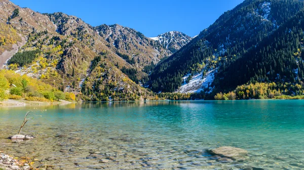 Lago alpino Issyk — Fotografia de Stock