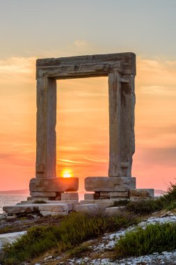 Portara - antik tapınak kalıntıları