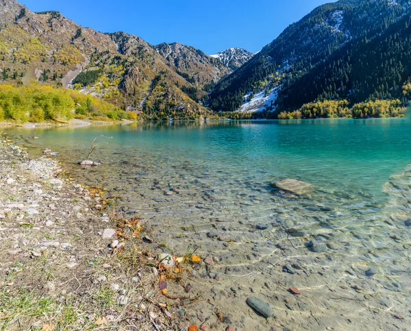 Lago alpino Issyk — Fotografia de Stock