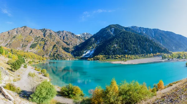 Lago alpino Issyk — Fotografia de Stock