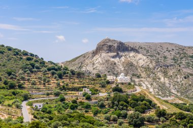 Nakşa Adası'nın pitoresk dağlar
