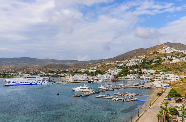 希腊Ios岛的港口和海岸景观 — 图库照片