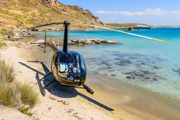 Small private helicopter on the beach — Stock Photo, Image