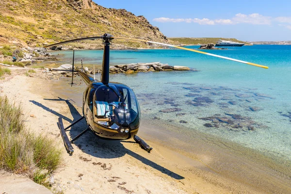 Sahilde küçük özel helikopter