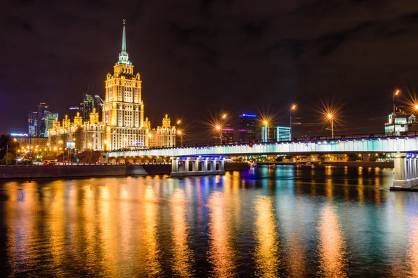 Hotel "Ucrânia" à noite — Fotografia de Stock