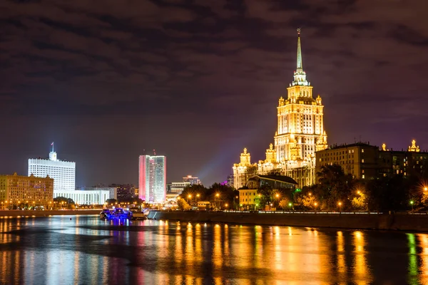 Aterro de rio de Moscou à noite — Fotografia de Stock