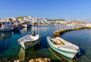 balıkçı tekneleri ile pitoresk liman