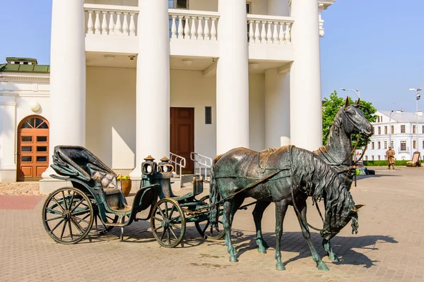 Un monumento interesante - carruaje, tirado por dos caballos — Foto de Stock
