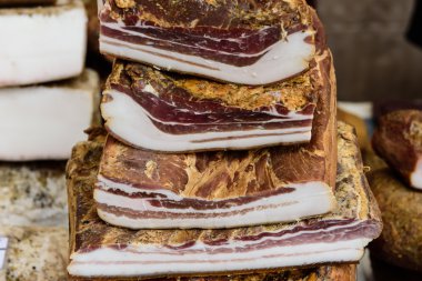 Taze tuzlanmış domuz yağı.