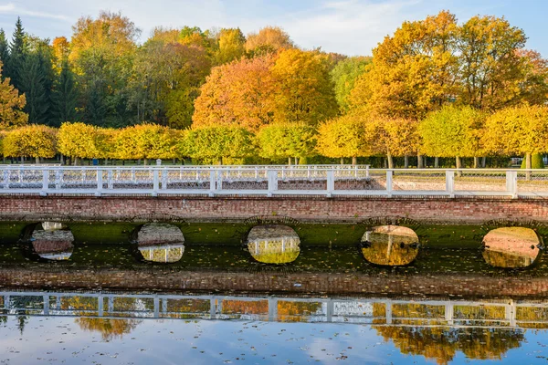 Slottet och parken ensemble Peterhof — Stockfoto