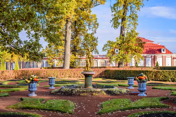 Peterhof parque no outono — Fotografia de Stock