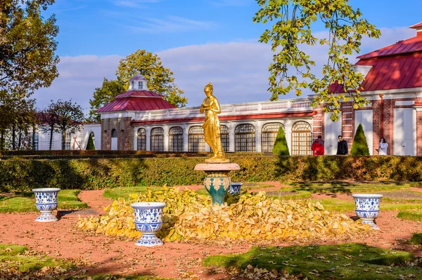 Parc Peterhof à l'automne — Photo