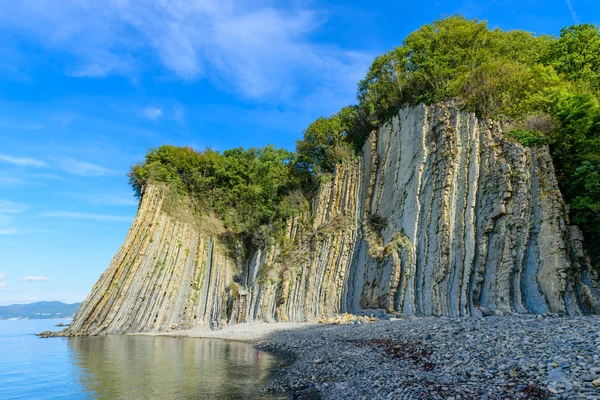 Живописная скала у моря — стоковое фото