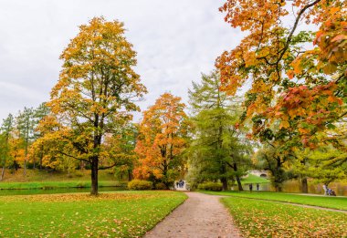 Gatchina, Saint Petersburg, Rusya - 3 Ekim 2020: Saint Petersburg manzarası. Gatchina kasabasındaki Picturesque Park, Saint Petersburg 'un banliyösü.