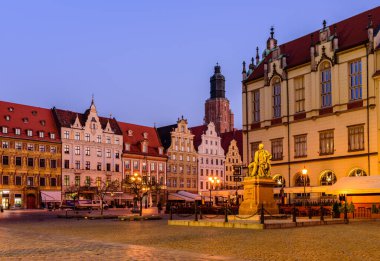 Wroclaw, Polonya - 14 Ekim 2019: Polonya turu. Wroclaw 'daki pazar meydanı, eski şehir, güzel gece manzarası.
