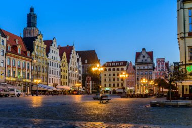 Wroclaw, Polonya - 14 Ekim 2019: Polonya turu. Wroclaw 'daki pazar meydanı, eski şehir, güzel gece manzarası.