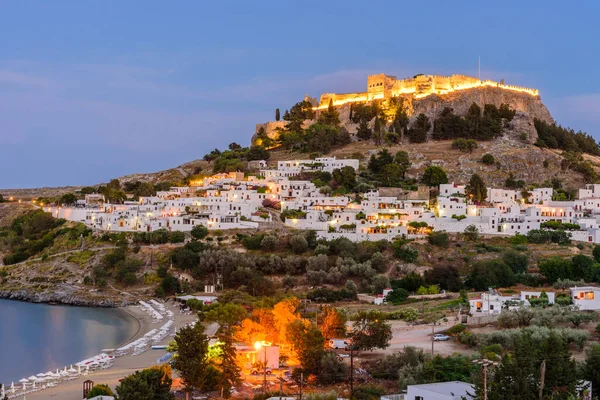 Yunanistan Gezmek Lindos Köyü Lindos Kalesi Aydınlatmalı Güzel Gece Manzaralı Telifsiz Stok Fotoğraflar