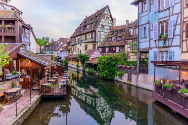 Colmar, Alsace, Fransa - 3 Mayıs 2019: Fransa gezisi. Colmar 'ın eski kasabası Petite Venice Mahallesi' ndeki şaşırtıcı renkli geleneksel yarı keresteli evler.