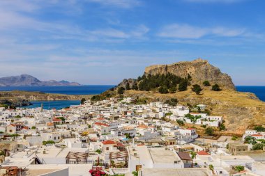 Yunanistan 'ı gezmek. Lindos köyü ve Lindos kalesi, Rhodes Adası, Dodecanese, Yunanistan