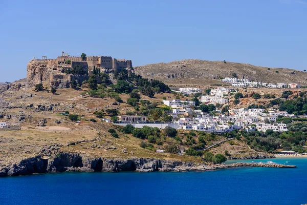 希腊的观光游览 希腊多斯岛罗得岛Lindos村和Lindos城堡 — 图库照片
