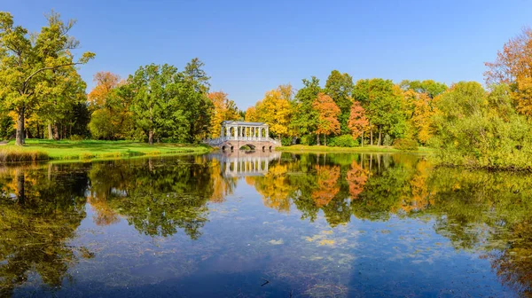 Sightseeing Sankt Petersburg Marmorbron Och Catherine Park Vackert Höstlandskap Pushkin — Stockfoto