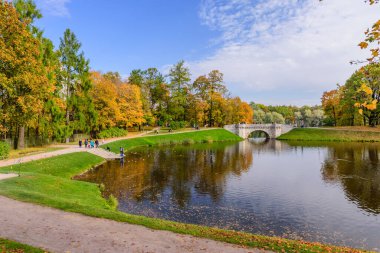 Gatchina, Saint Petersburg, Rusya - 3 Ekim 2020: Saint Petersburg manzarası. Gatchina kasabasındaki Picturesque Park, Saint Petersburg 'un banliyösü.
