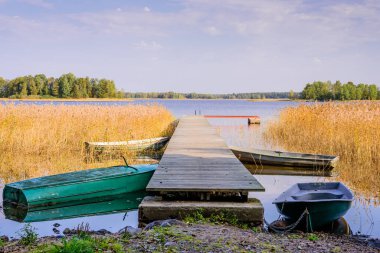 Göl ve tekne rıhtımı olan güzel bir manzara. Vuoksa Gölü - Rusya 'nın Leningradskaya Oblastı' nda güzel bir göl