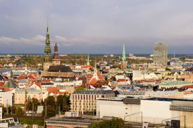 Riga, Letonya - 5 Ekim 2019 Letonya gezisi. Sonbaharda Riga şehrinin güzel hava manzarası.