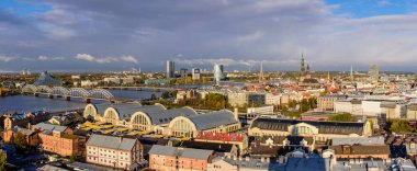 Riga, Letonya - 5 Ekim 2019 Letonya gezisi. Sonbaharda Riga şehrinin güzel hava manzarası.