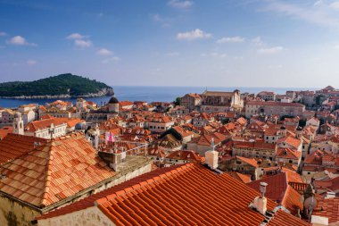 Hırvatistan 'ı gezmek. Dubrovnik şehir manzarası. Dubrovnik eski bir kasaba, güzel bir yaz manzarası.