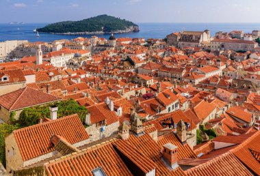 Hırvatistan 'ı gezmek. Dubrovnik şehir manzarası. Dubrovnik eski bir kasaba, güzel bir yaz manzarası.