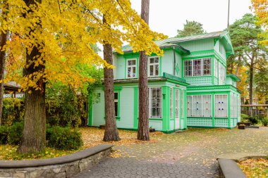 Riga, Letonya - 17 Ekim 2019: Baltık Denizi kıyısında popüler bir tatil beldesi olan Jurmala kasabasındaki renkli ahşap bina