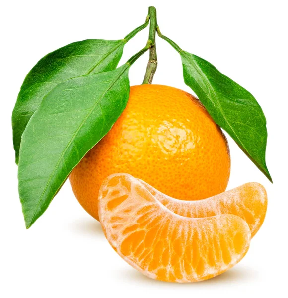 Isolierte Mandarinen Eine Ganze Mandarinenfrucht Mit Blättern Und Geschälten Zitrussegmenten Stockbild