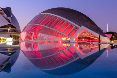 Valencia, İspanya - 5 Ocak 2020 Valencia manzarası. Sanat ve Bilim Şehri 'nin Modern Mimarisi, güzel gece manzarası.