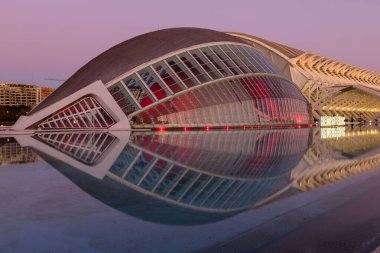 Valencia, İspanya - 5 Ocak 2020 Valencia manzarası. Sanat ve Bilim Şehri 'nin Modern Mimarisi, güzel gece manzarası.