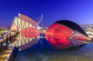 Valencia, İspanya - 5 Ocak 2020 Valencia manzarası. Sanat ve Bilim Şehri 'nin Modern Mimarisi, güzel gece manzarası.