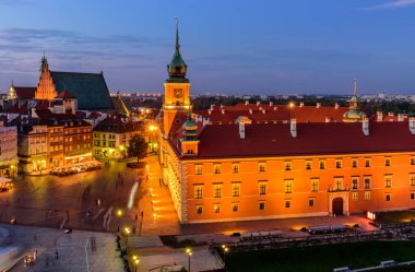 Varşova, Polonya - 15 Ekim 2019: Polonya manzarası. Varşova şehri manzarası. Varşova 'daki kale meydanı, güzel bir akşam manzarası..