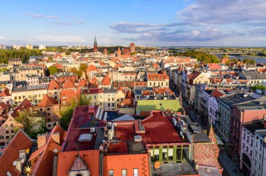 Torun, Polonya - 10 Ekim 2019: Polonya turu. Torun 'un şehir manzarası. Torun 'un eski güzel hava manzarası.