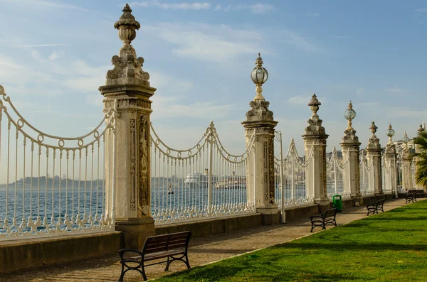 Cerca dolmabahce Palace — Fotografia de Stock