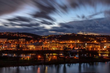 Gece şehrinin ışıkları