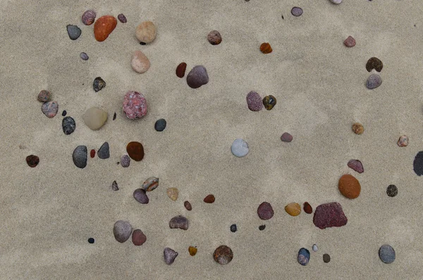 Sandstrand med små stenar — Stockfoto