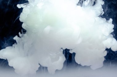 Siyah zemin üzerinde beyaz boya mürekkebi