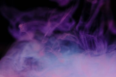 Suyun içinde çok renkli boyalar. Mürekkep suyun altında döner. Parlak mürekkep arka planında bir çarpışma bulutu. Soyut arkaplan