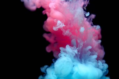 Suyun içinde çok renkli boyalar. Mürekkep suyun altında döner. Parlak mürekkep arka planında bir çarpışma bulutu. Soyut arkaplan