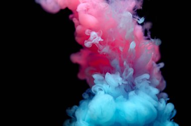 Suyun içinde çok renkli boyalar. Mürekkep suyun altında döner. Parlak mürekkep arka planında bir çarpışma bulutu. Soyut arkaplan