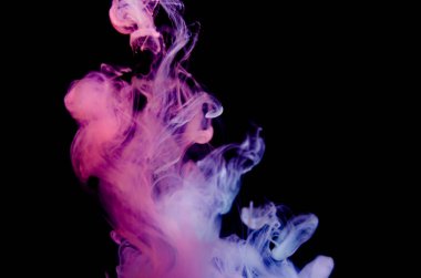 Mürekkep suyun altında döner. Siyah arkaplanda mürekkep bulutu izole edildi. Evren patlamasının soyut etkisi parçacıklarla duman çıkarıyor..